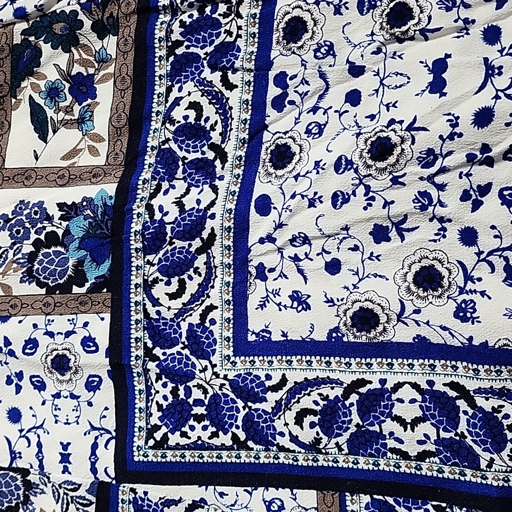 Elegant Blue and White Patterned Dress - Picture 8 of 13